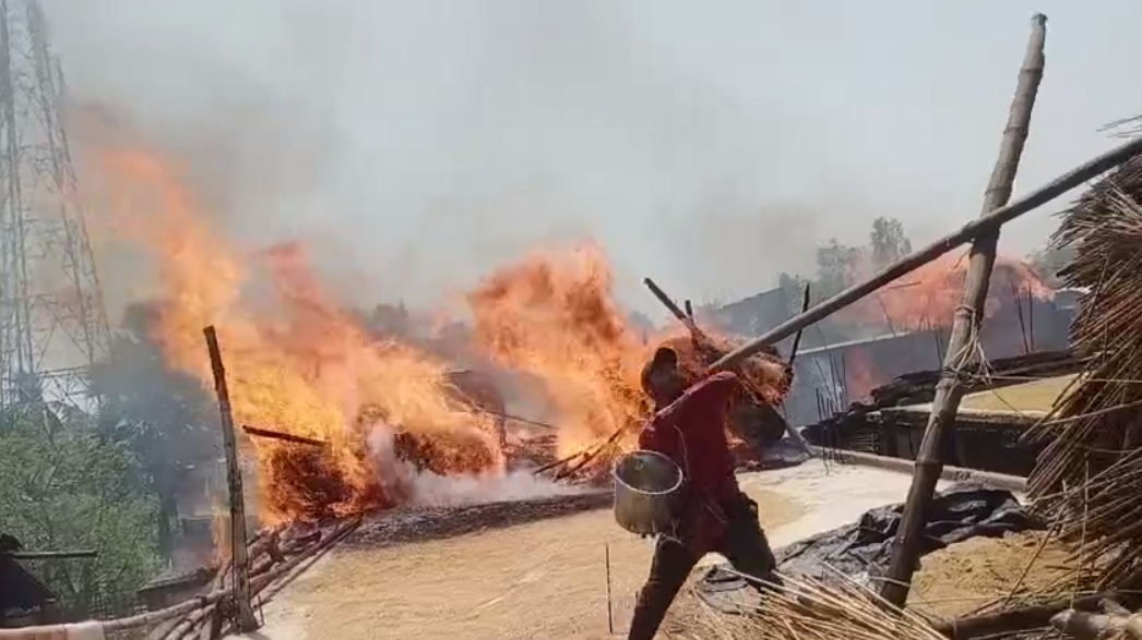 साहिबगंज के उधवा में लगी भीषण आग,10 मवेशी समेत 9 घर जल कर राख