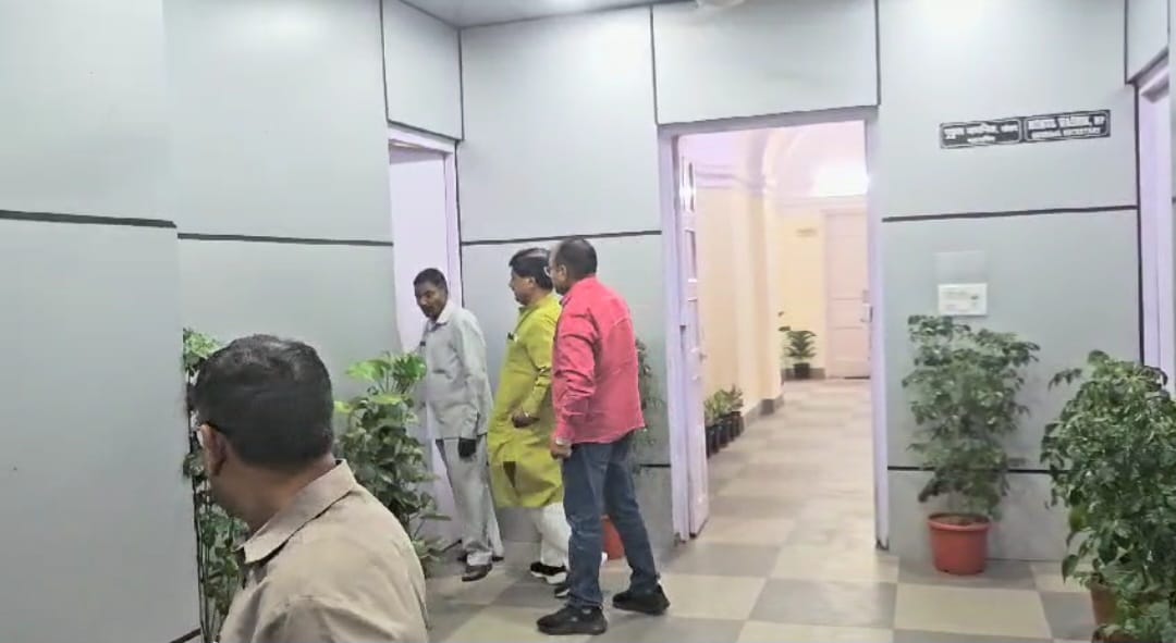 Big Update : गिरिडीह सीट पर बड़ा खेल !  भाजपा को झटका दे सकते है रविंद्र पांडे, कांग्रेस दफ्तर में देखे गए पूर्व सांसद