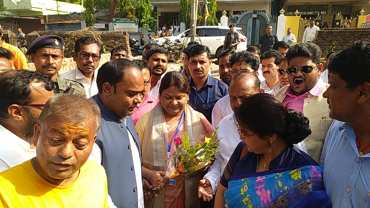 सीता सोरेन का ऐलान ! चाचा नलीन के आशीर्वाद से दुमका में खिलाएंगे कमल