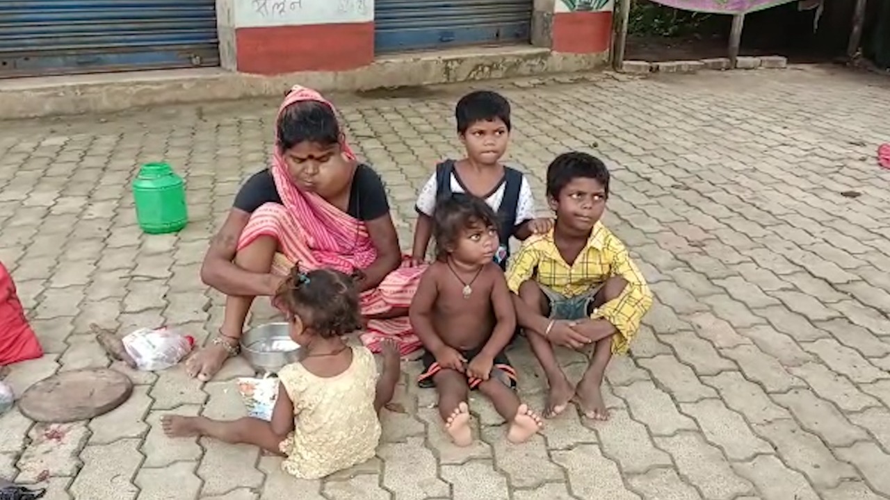 कैंसर से पीड़ित पत्नी की इलाज के लिए दर-दर की ठोकरें खा रहा है एक गरीब परिवार