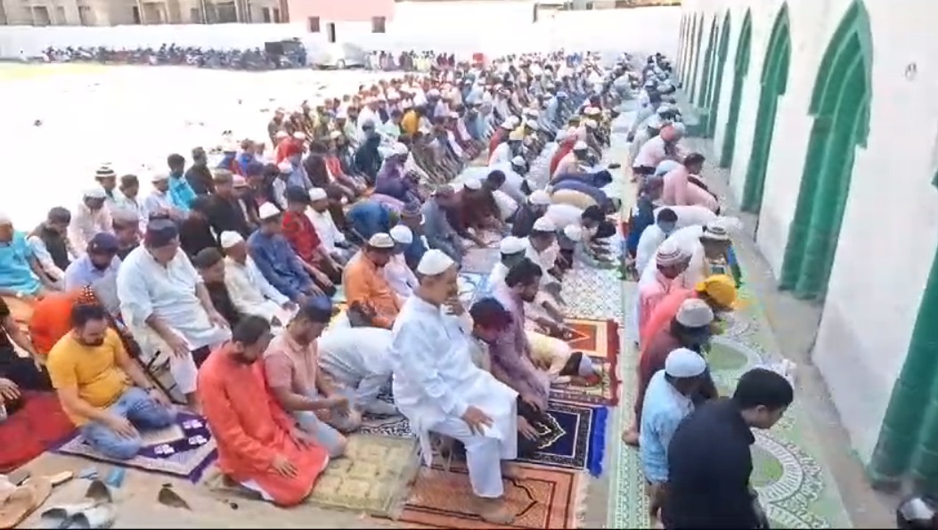 अलविदा जुम्मे की नमाज में मुस्लिम भाइयों ने मांगी अमन-चैन की दुआ