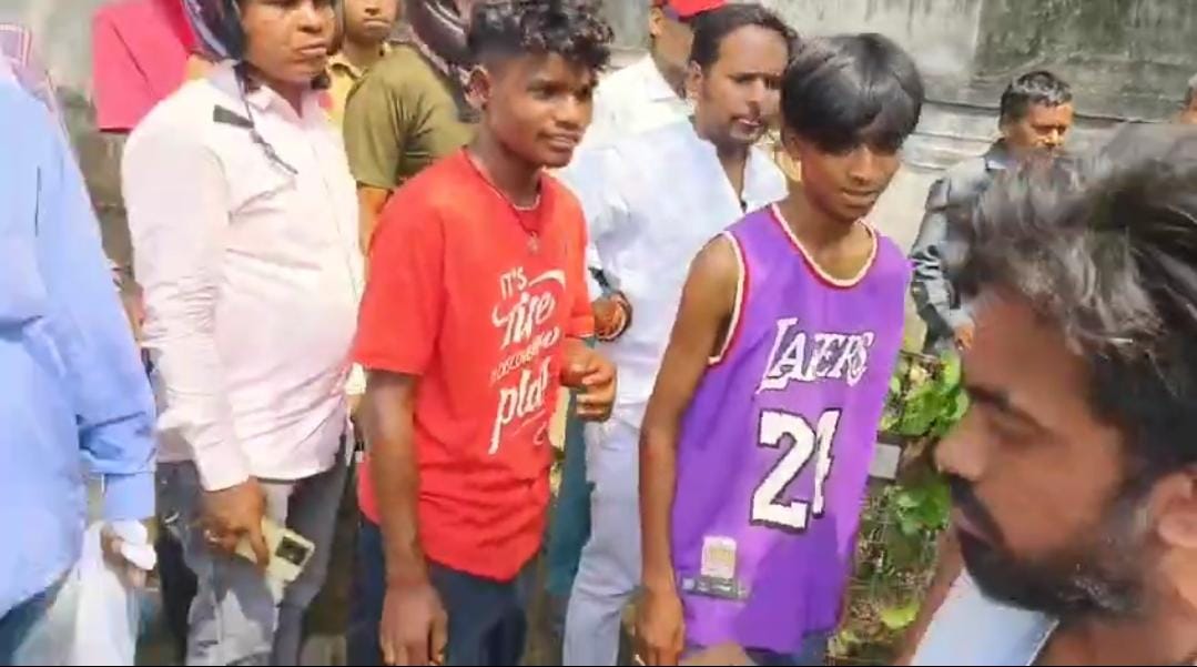 जमशेदपुर: नशे की हालत में ऑटो चलाना पड़ा मंहगा, लोगों ने पकड़कर पीटा, फिर पुलिस को सौंपा   