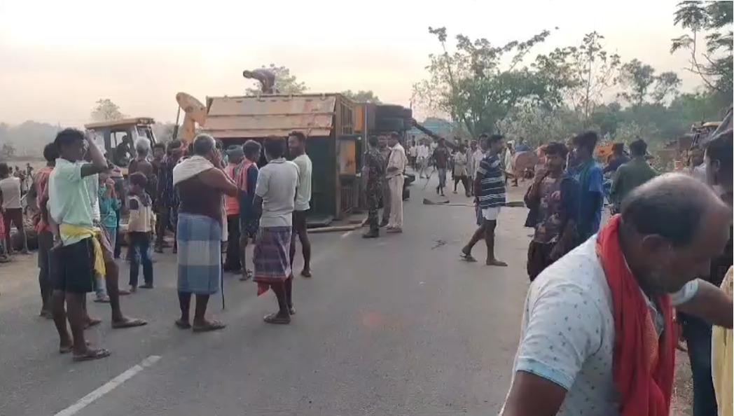 मवेशी लदा ट्रक पलटा, दर्जनों मवेशी की मौत, तस्करी के लिए ले जाने की संभावना