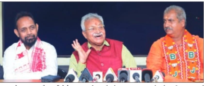 धनबाद भाजपा नेताओं का पीछा नहीं छोड़ रहा, जानिए हर जगह क्यों देनी पड़  रही सफाई 