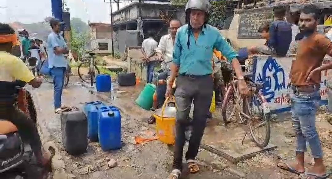 जमशेदपुर में पेट्रोल से महंगा हुआ पानी! अब स्कूल और ऑफिस छोड़ पानी की तलाश में निकल रहे बच्चे और बड़े