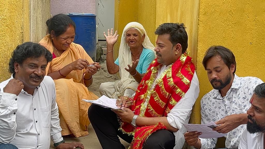 मोदी की गारंटी को फेल करने आई कांग्रेस, रांची में नेता घर-घर पहुंचा रहे गारंटी  