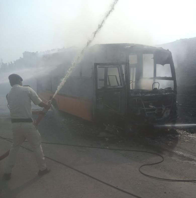 PATNA NEWS : बच्चों से भरी बस में लगी आग, ड्राइवर ने सूझबूझ से बचाई सभी की जान, जानिए पूरा मामला