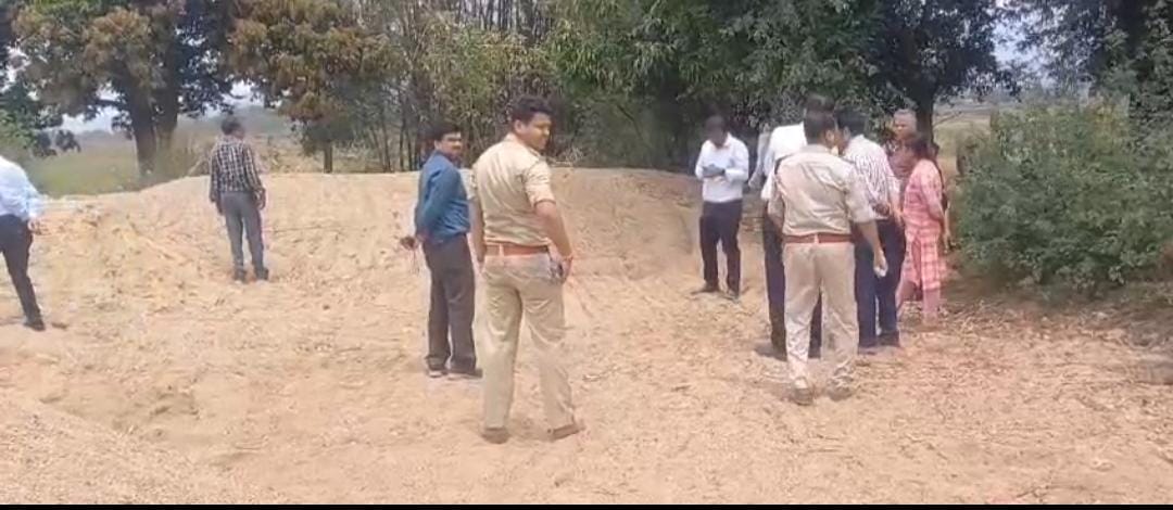 Saraikela News: गौरी घाट पर हो रहे अवैध बालू खनन पर हाईकोर्ट ने लिया संज्ञान, निर्देश के बाद एनजीटी की छापेमारी, भारी मात्रा में अवैध बालू जब्त 
