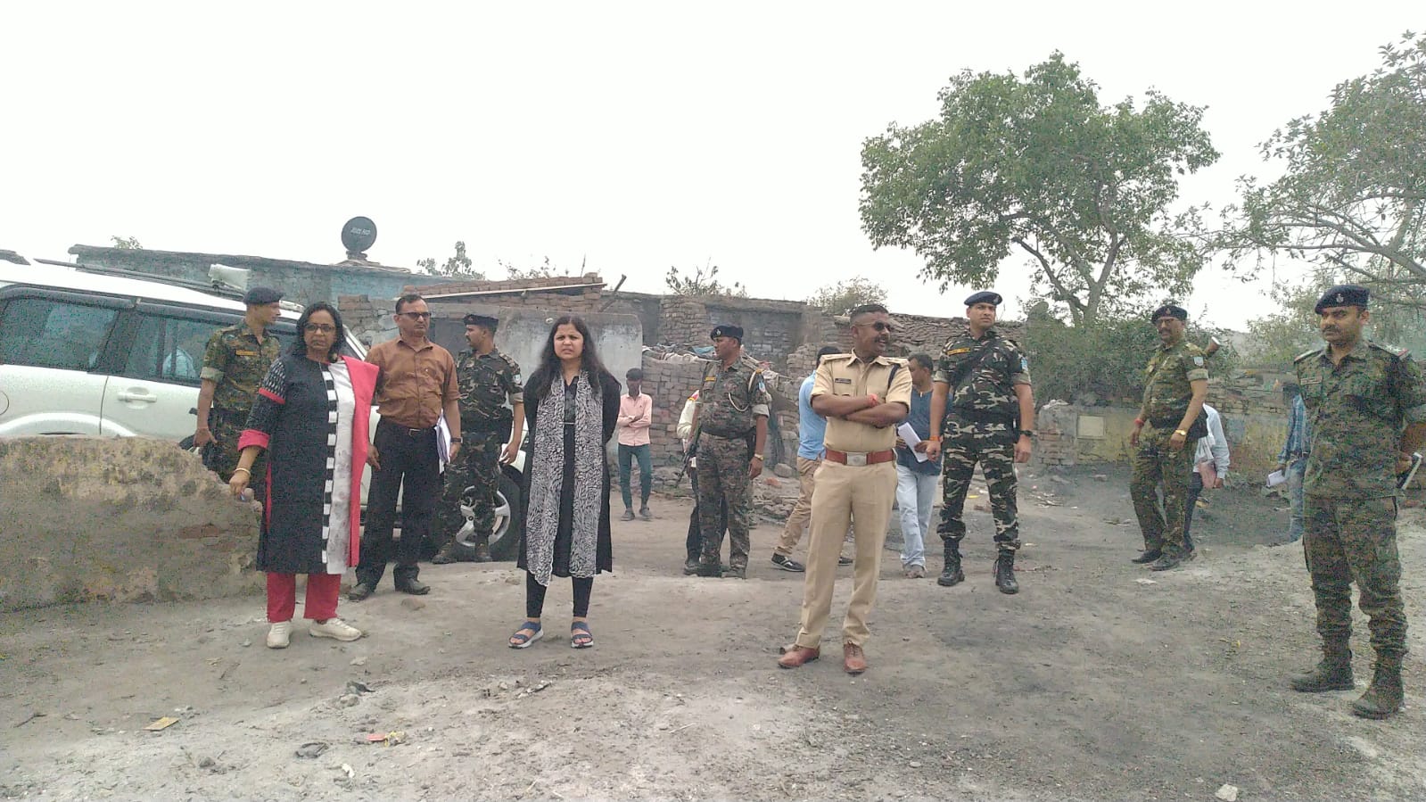 झरिया के अग्नि प्रभावित इलाके के मतदान केंद्र सुरक्षित हैं  या नहीं, अधिकारियो ने की जाँच