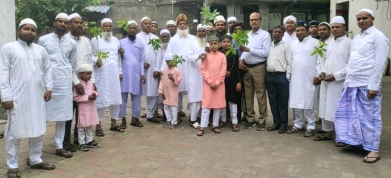 ईद के मौके पर झरिया में अनूठी पहल : नमाजियों को दी गई ग्रीन ईदी