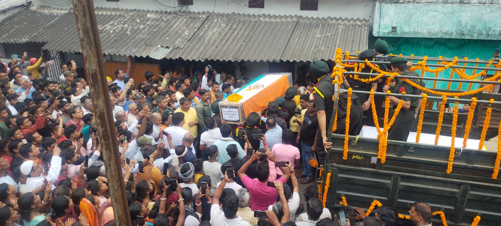 शहीद प्रज्ञानंद का पार्थिव शरीर जम्मू कश्मीर से पंहुचा धनबाद के जीतपुर, नम आँखों से दी गई अंतिम विदाई  