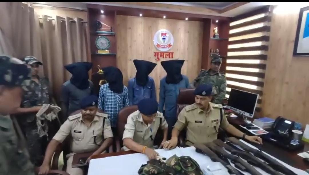 गुमला:हथियार के साथ चार टीएसपीसी उग्रवादी गिरफ्तार, पुल निर्माण में लगे मजदूरों से लेवी को लेकर करते थे मारपीट 
