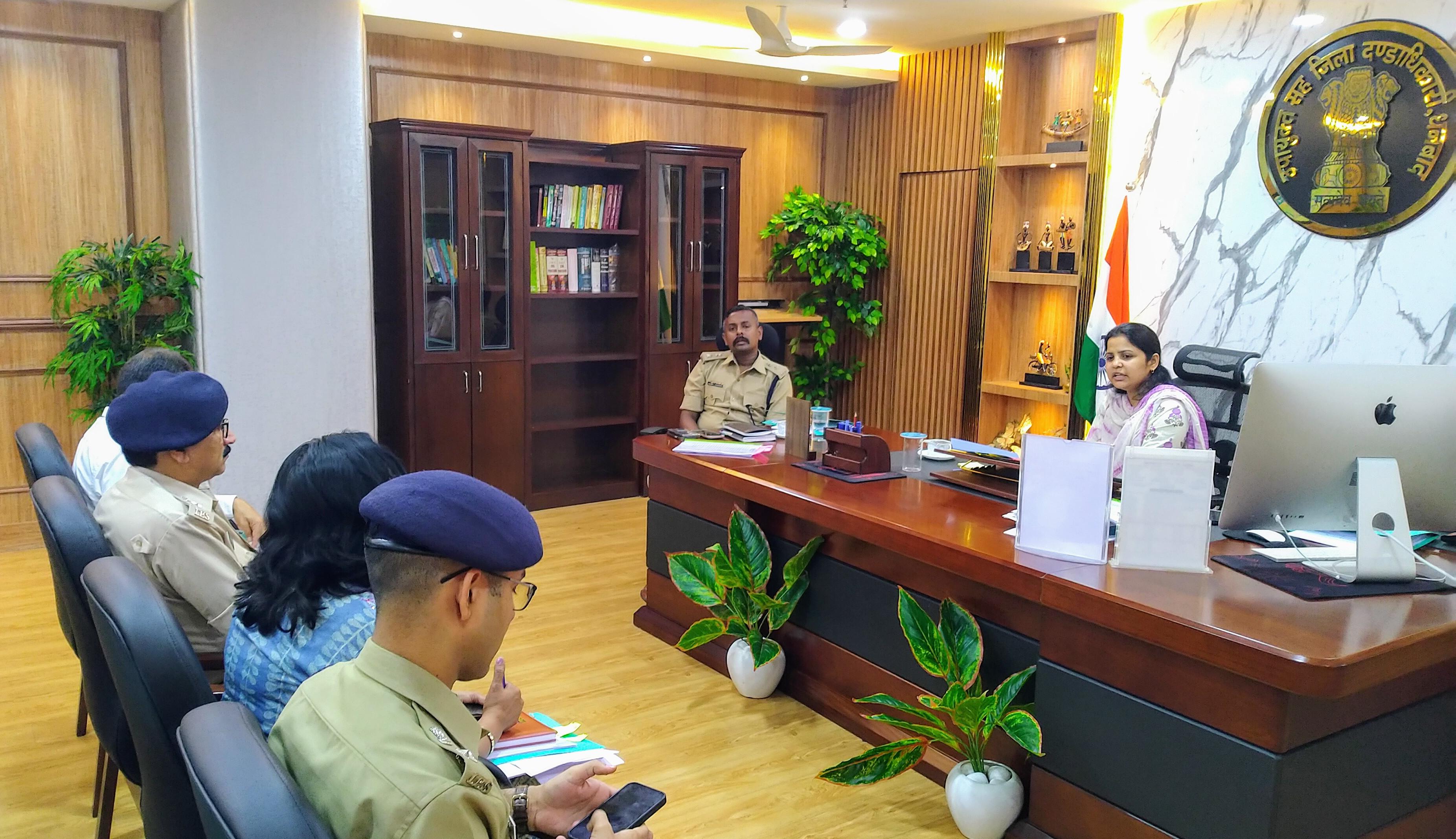 धनबाद: जिला सुरक्षा समिति की हुई बैठक, 13 लाइसेंसी आर्म्स को जमा कराने से मिली छूट