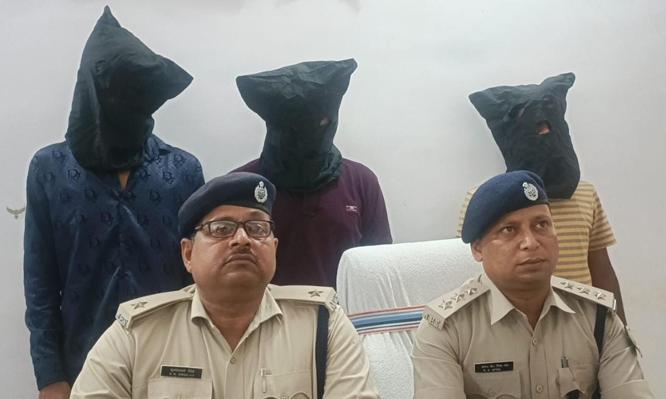देवघर में 3 शातिर साइबर अपराधी गिरफ्तार, फ़्रॉड के 15 लिंक मिले, 5 मोबाइल भी बरामद
