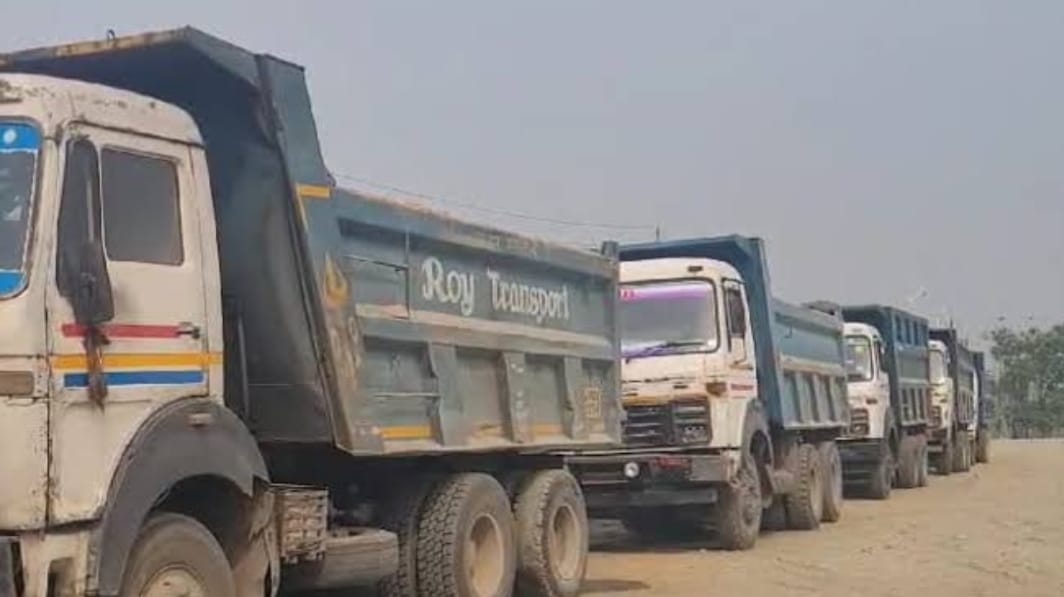 DHANBAD: निरंकुश बालू माफियाओं पर पुलिस की दबिश, आठ हाईवा और दो जेसीबी जब्त