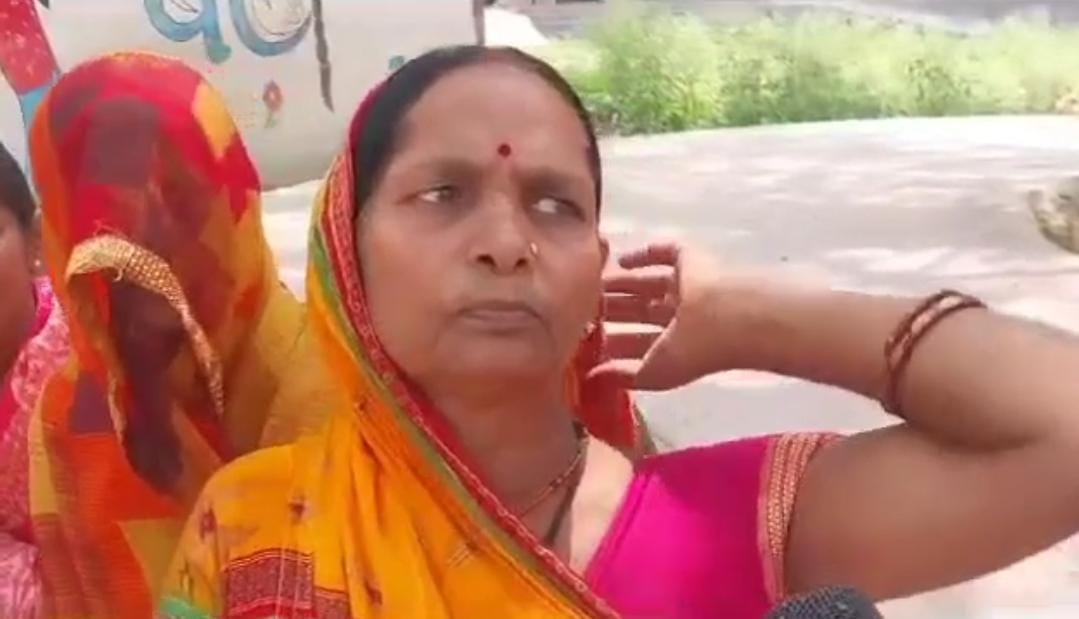 बिहार के इस बालिका विद्यालय में छात्राओं को परोसा जाता है कीड़ा वाला खाना! छात्रा की मौत के बाद फूटा परिजनों का गुस्सा   