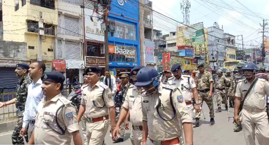Ranchi Police Mock Drill : रामनवमी में उपद्रवी तत्वों से निपटने के लिए रांची पुलिस तैयार, फ्लैग मार्च निकाल कर दिखायी ताकत