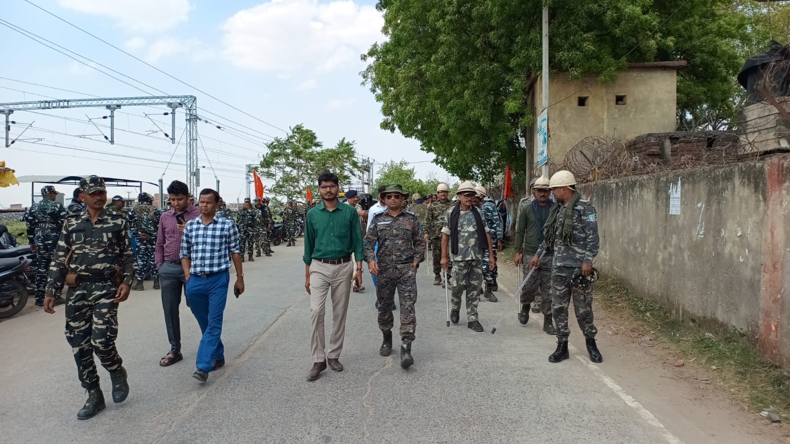 रामनवमी जुलूस के दौरान आसमान से पुलिस रखेगी नजर!हुसैनाबाद में पुलिस ने किया फ्लैग मार्च