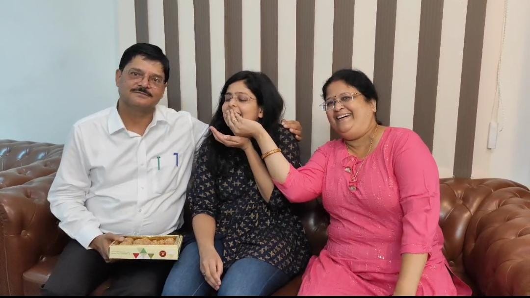 UPSC Result: छोटा शहर कम संसाधन लेकिन माता पिता के मार्गदर्शन ने साक्षी जमुआर को बिना दिया IAS अधिकारी 