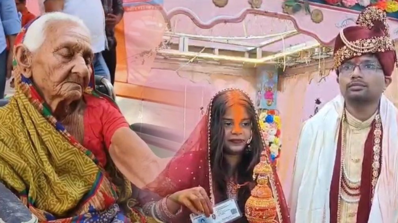 बिहार में दिखी लोकतंत्र की खूबसूरत तस्वीर, व्हील चेयर पर 83 साल की बुजुर्ग, तो मंडप से सीधे मतदान केंद्र पहुंची दुल्हन   