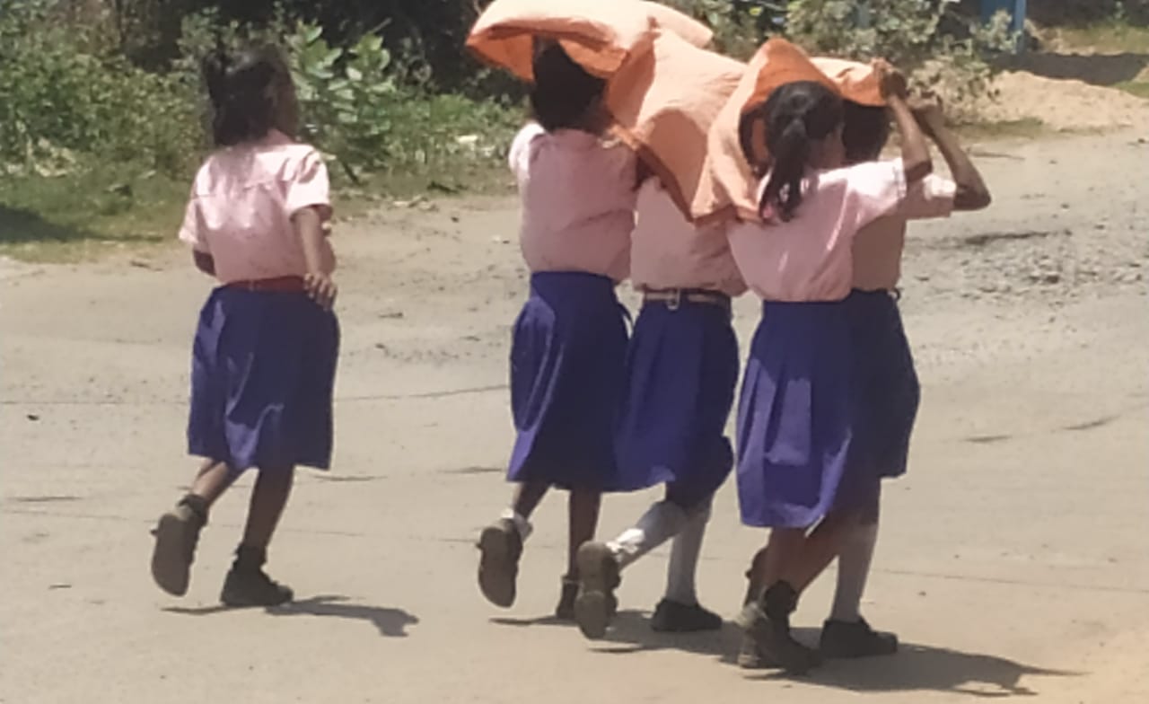 बोकारो : गर्मी से स्कूली बच्चे हुए हलकान, चिलचिलाती धूप व गर्मी कर रही परेशान