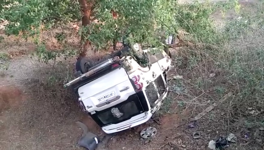 देवघर: मवेशी को बचाने के क्रम में गड्ढे में गिरी स्कॉर्पियो, कोई हताहत नहीं