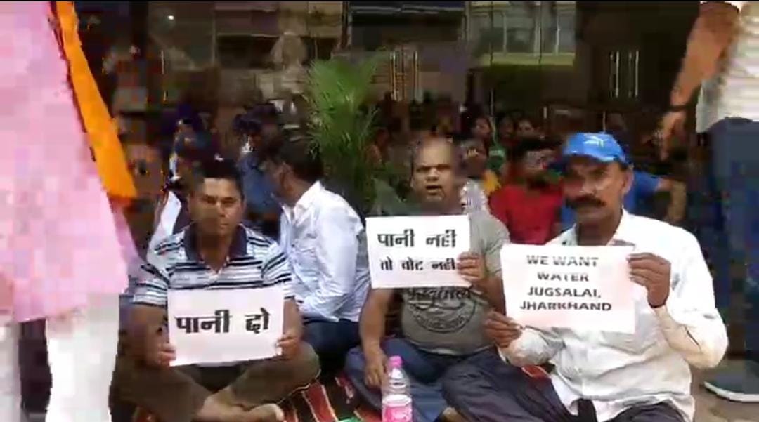 'पानी नहीं तो वोट नहीं'...बूंद-बूंद पानी के लिए त्राहिमाम लौहनगरी के लोग, जिला परिषद कार्यालय पर किया उग्र प्रदर्शन