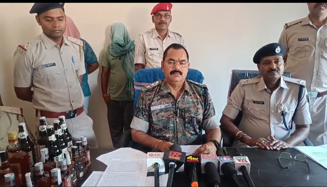 धनबाद में ऑनलाइन शराब की बिक्री बढ़ी, छापेमारी में अवैध विदेशी शराब बरामद, तीन गिरफ़्तार
