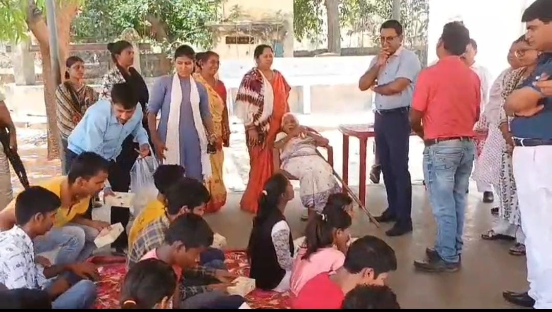 देवघर: अब सरस कुंज में रहनेवाले बुजुर्ग और बच्चों को मिलेगी और भी बेहतर सुविधा, डीसी ने मुलाकात कर दिलाया भरोसा   