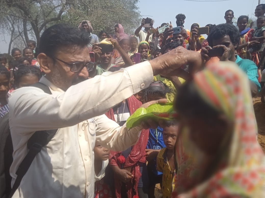 दुमका: रिटायर्ड शिक्षक और किशोरी के विवाह मामले ने पकड़ा तूल, CWC ने लिया संज्ञान, प्राथमिकी दर्ज करने का आदेश