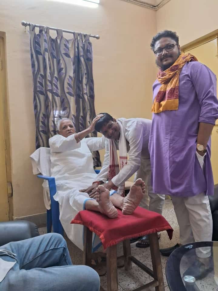 किसी नए समीकरण का संकेत तो नहीं: विधायक ढुल्लू मिले कांग्रेस के पूर्व सांसद ददई दुबे से, लिया आशीर्वाद  