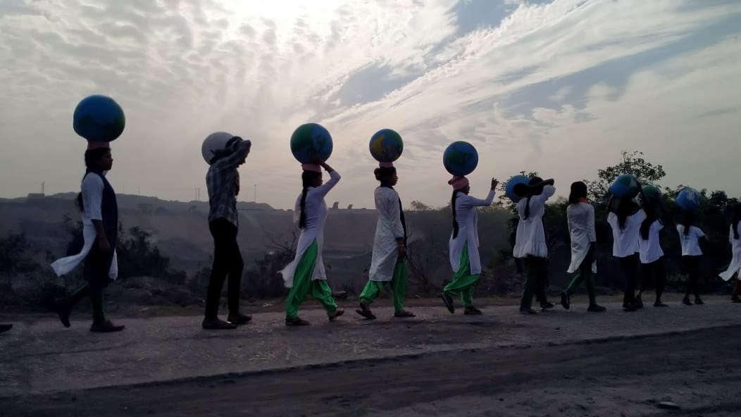 पृथ्वी दिवस पर प्रदूषित झरिया का सन्देश : नहीं चेते तो ऑक्सीजन बैग लेकर चलना पड़ेगा 
