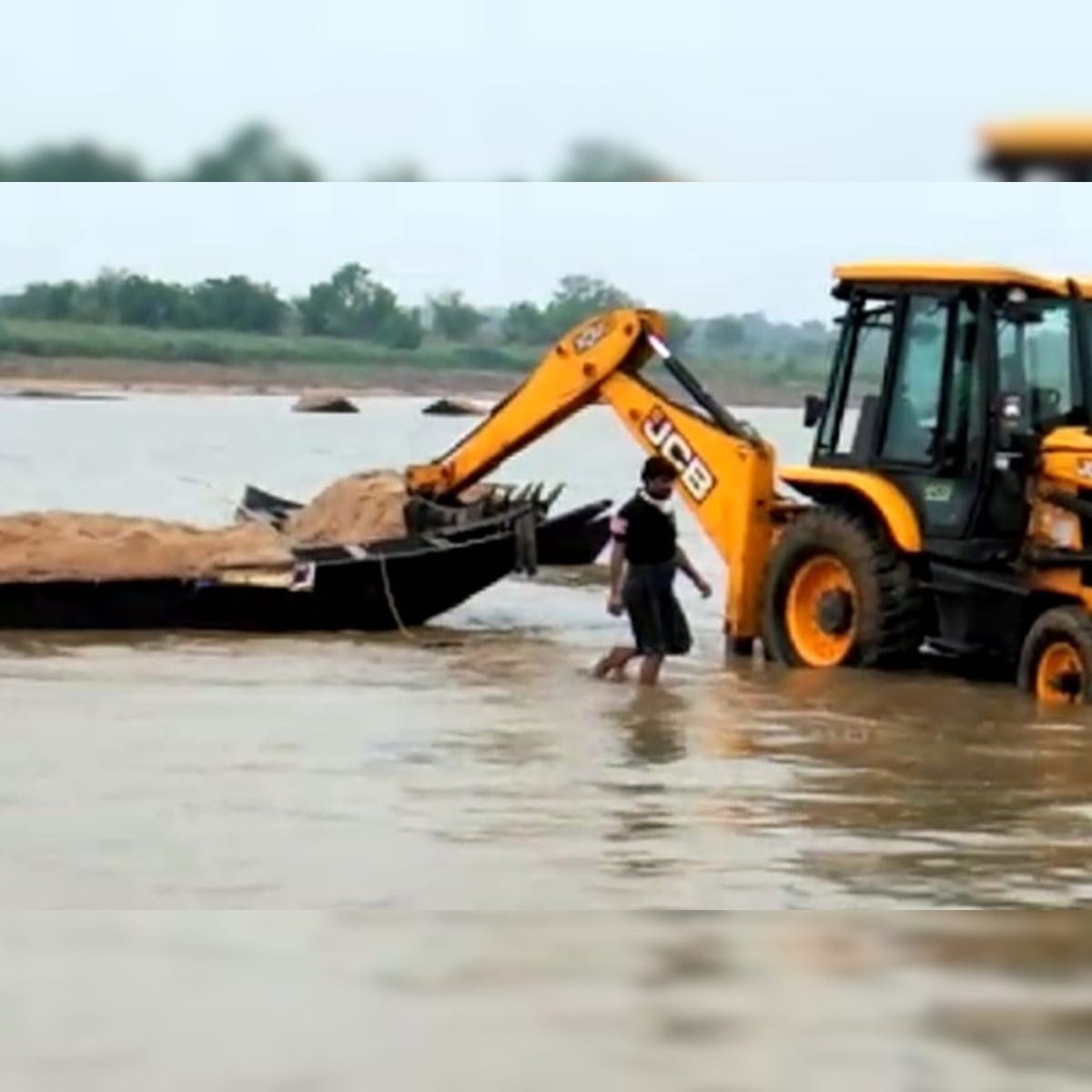 धनबाद का बजरा बालू घाट: छापेमारी को गई टीम पर बालू माफियाओं ने बोला हमला, हवाई फायरिंग कर पुलिस ने बचाई जान