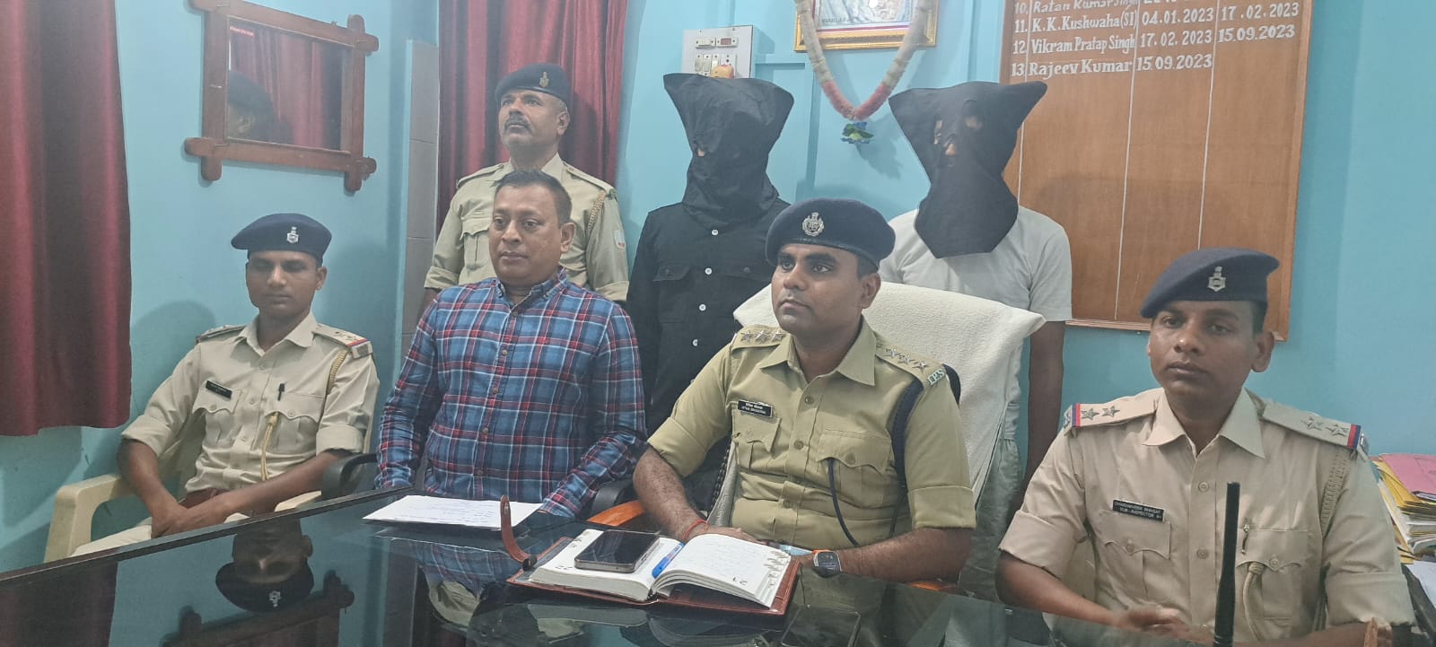 देवघर में अंतरराज्यीय चार पहिया वाहन चोर गिरोह का भंडाफोड़, चोरी का वाहन जब्त, दो गिरफ्तार