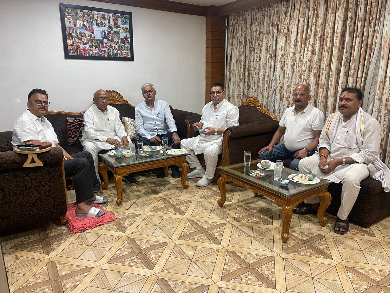 धनबाद में डिनर पॉलिटिक्स : विधायक सरयू राय पहुंचे अशोक सिंह के घर, भूमिहार वोटरों का टटोला मन