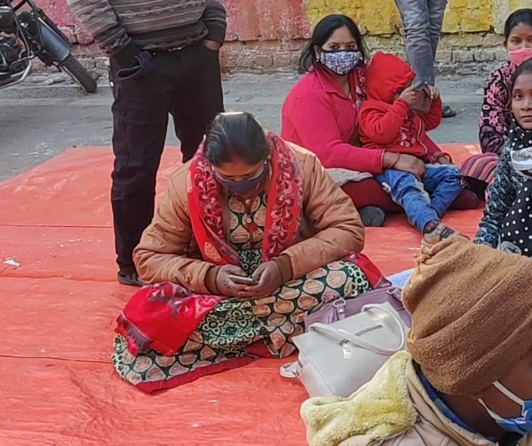 हाड़ कंपाती ठंड में बाल बच्चों के साथ धरने पर SBM कर्मी