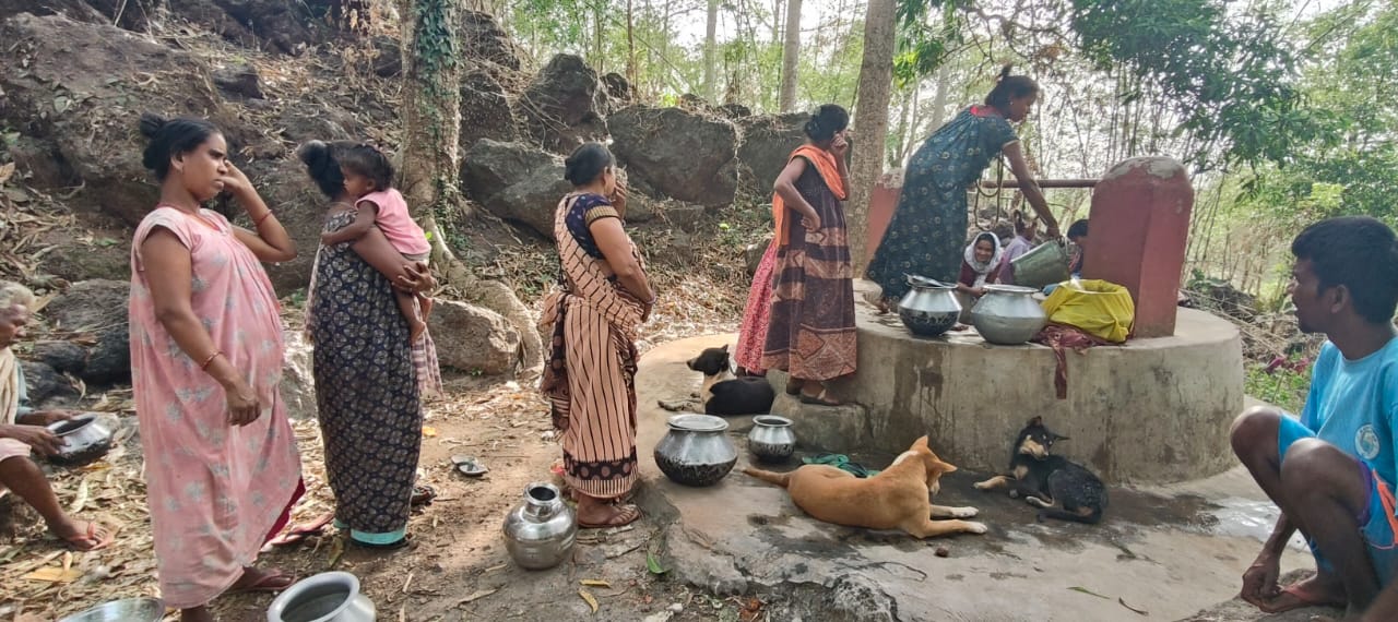साहिबगंज के पागार पहाड़ में बूंद बूंद पानी के लिए जद्दोजहद, नाली समान गंदा पानी पीने को मजबूर ग्रामीण