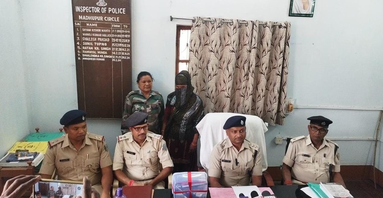 बिहार से देवघर में की जा रही है अवैध हथियार की तस्करी, पुलिस ने देसी कट्टा और कारतूस के साथ एक महिला को किया गिरफ्तार  