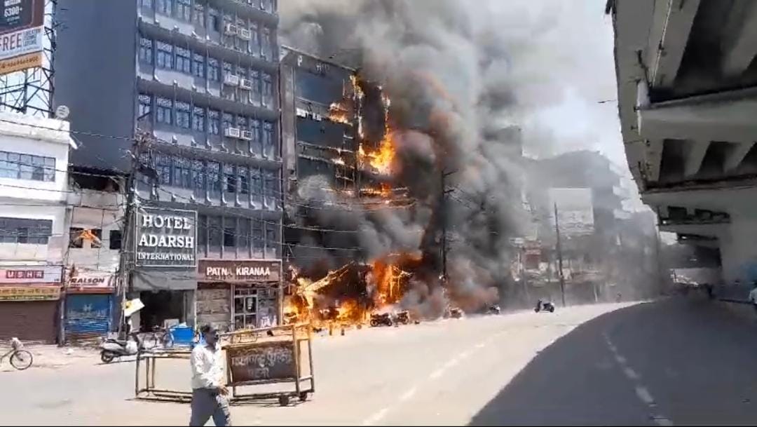 BREAKING: पटना के पाल होटल में लगी भीषण आग, अब तक तीन लोगों की मौत, रेस्क्यू जारी, देखिए VIDEO