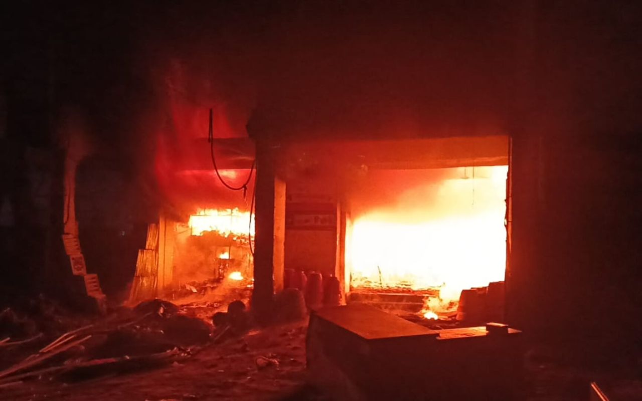 आधी रात बिल्डिंग में लगी थी आग, चैन की नींद सो रहे थे लोग, पढ़ें कैसे राहगीरों की सूझबूझ से धनबाद में टला बड़ा हादसा