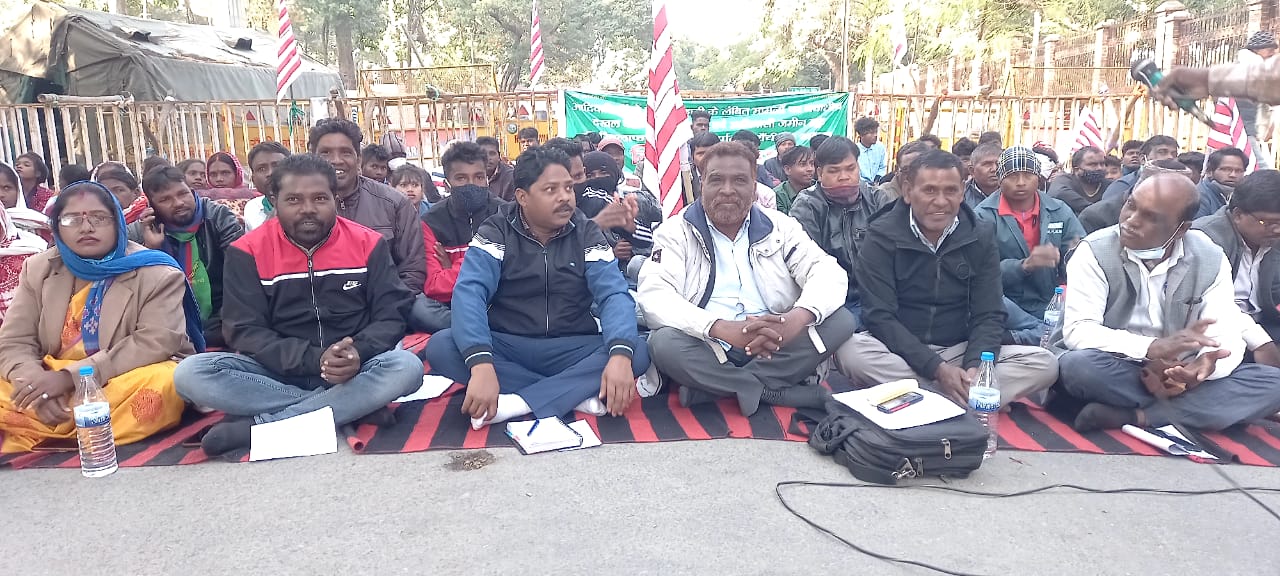 जल, जंगल, जमीन की सरकार, सड़क पर आदिवासी