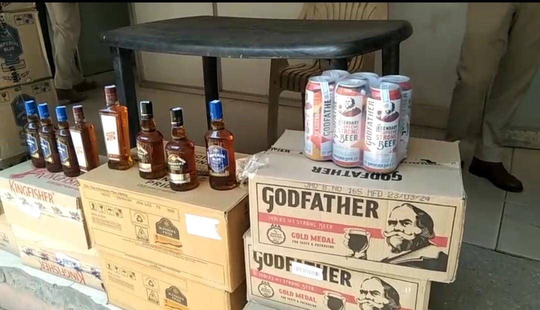 सरकारी स्कूल के पीछे चलता था अवैध शराब का कारोबार, पुलिस ने भारी मात्रा में शराब किया ज़ब्त