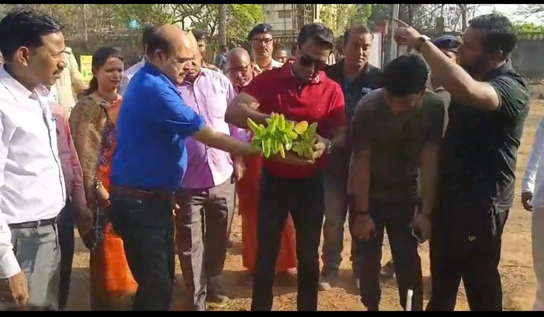 देवघर में वृक्षारोपण के जरिए मतदाताओं को किया जा रहा है जागरूक, महापर्व में भागीदारी सुनिश्चित करने की अपील   