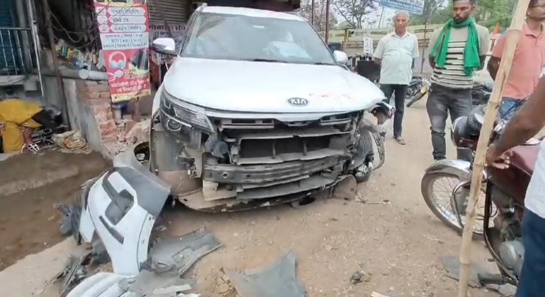 लोहरदगा: पूजा का फूल तोड़ने निकली बुजुर्ग महिला को तेज रफ्तार कार ने रौंदा, मौके पर मौत