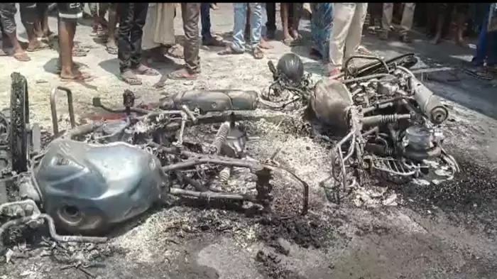 बेगूसराय में दर्दनाक सड़क हादसा, दो बाइक की टक्कर में लगी आग, तीन की मौत, एक घायल 