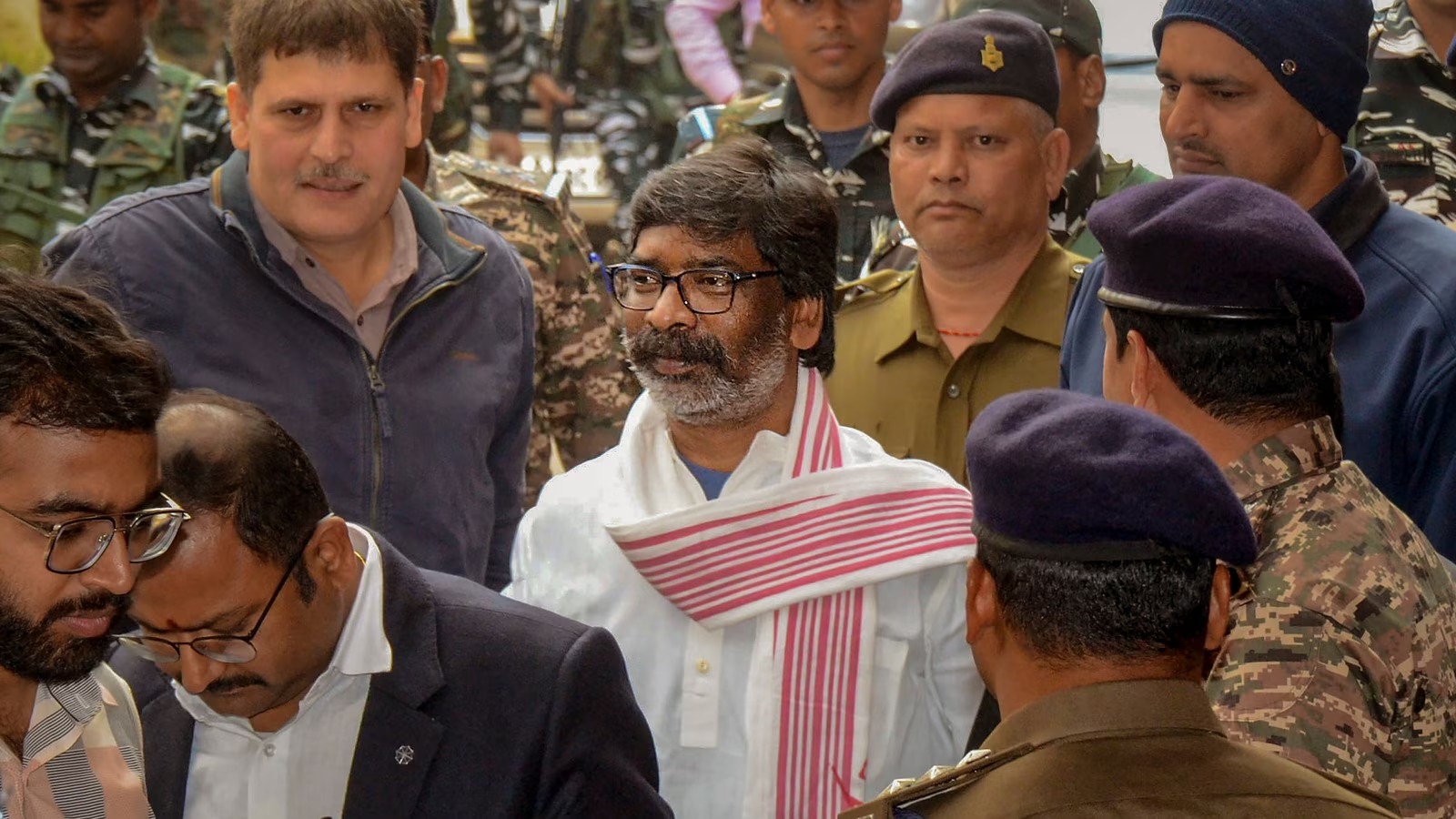 BIG BREAKING : चाचा के अंतिम संस्कार में शामिल नहीं हो पाएंगे पूर्व सीएम हेमंत सोरेन, कोर्ट ने ख़ारिज की याचिका