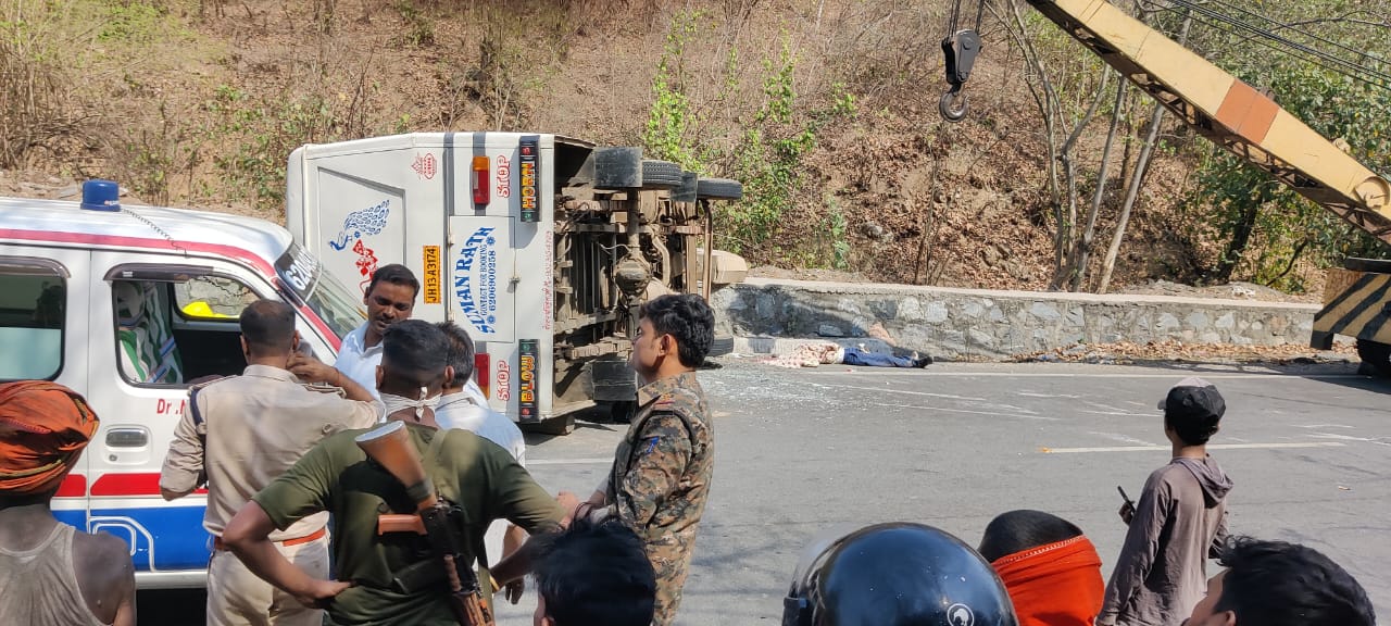 Breaking: चतरा में भीषण सड़क हादसा! यात्री बस पलटने से दो की मौत, दर्जनों घायल  