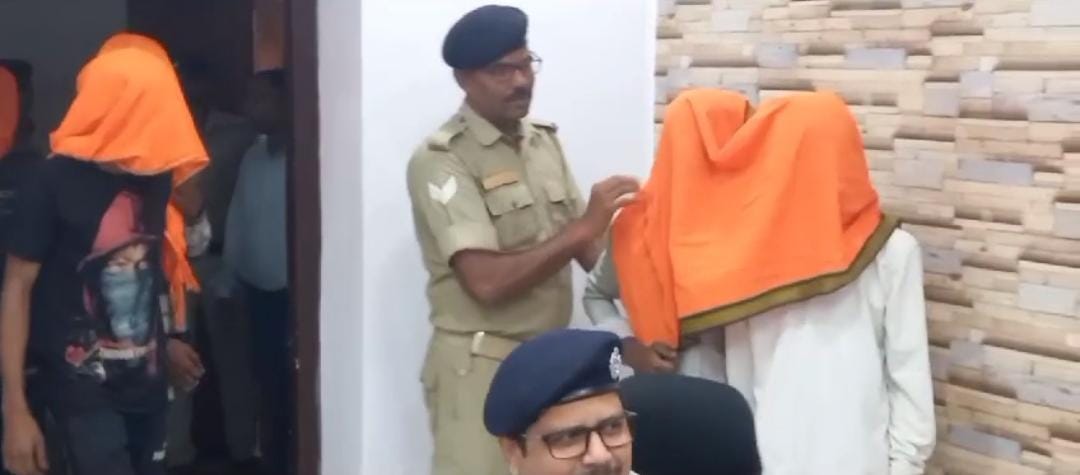 जमशेदपुर: चलती ट्रेन में मोबाइल छिनतई करनेवाले 5 गिरफ्तार, 4 मोबाइल बरामद  