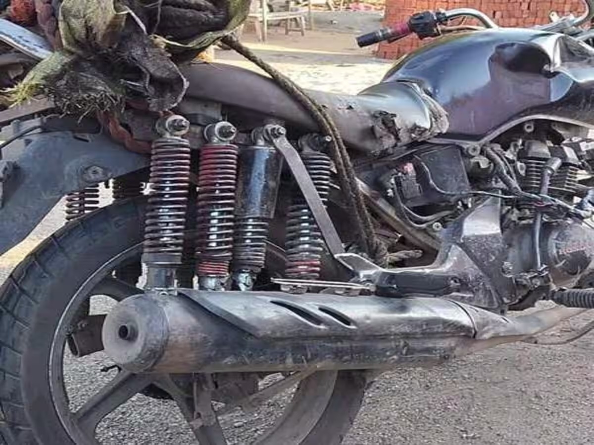 क्या आपने बाइक के पीछे दो की जगह आठ शॉकर देखा है कभी? देखिए ये तस्वीर हैरान हो जाएंगे आप