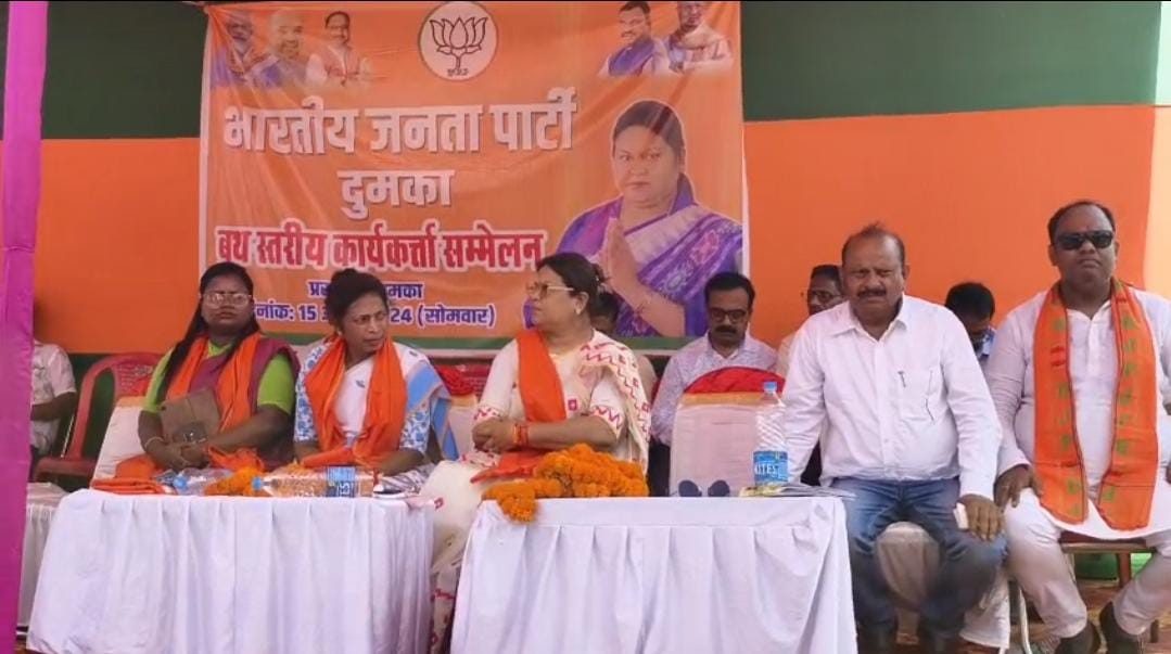 Dumka Lok Sabha: चुनावी तपिश के बीच सीता सोरेन की अग्नि परीक्षा, विपक्षी के साथ सीधी लड़ाई तो अपनों को एक मंच पर लाने की है चुनौती